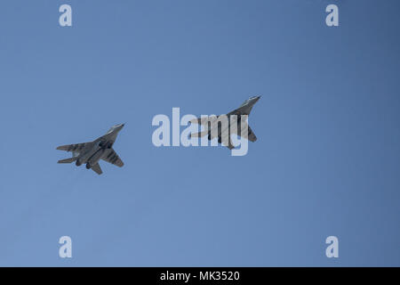 Moskau, Russland. 5 Mai, 2018. Russische Luftwaffe Mikoyan MiG-29SMT-Düsenjäger Flugzeuge fliegen in Formation während der Probe auf den bevorstehenden Sieg Tag air show Kennzeichnung der 73. Jahrestag des Sieges über Nazi-Deutschland im Großen Vaterländischen Krieg 1941-45, der Ostfront des Zweiten Weltkriegs. Credit: Victor Vytolskiy/Alamy leben Nachrichten Stockfoto