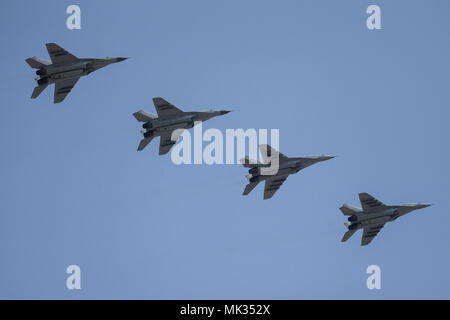 Moskau, Russland. 5 Mai, 2018. Russische Luftwaffe Mikoyan MiG-29SMT-Düsenjäger Flugzeuge fliegen in Formation während der Probe auf den bevorstehenden Sieg Tag air show Kennzeichnung der 73. Jahrestag des Sieges über Nazi-Deutschland im Großen Vaterländischen Krieg 1941-45, der Ostfront des Zweiten Weltkriegs. Credit: Victor Vytolskiy/Alamy leben Nachrichten Stockfoto