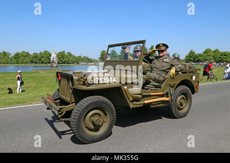 US Army Willys MB Jeep (1944). Chestnut Sunday, 6. Mai 2018. Bushy Park, Hampton Court, London Borough of Richmond upon Thames, England, Großbritannien, Vereinigtes Königreich, Europa. Vintage- und Oldtimer-Parade und Ausstellungen mit Messegelände und militärischen Nachstellungen. Kredit: Ian Bottle/Alamy Live News Stockfoto