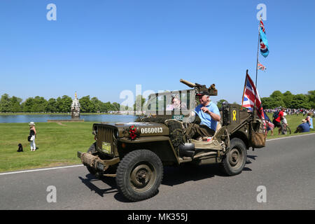 US Army Willys MB Jeep (1944). Chestnut Sunday, 6. Mai 2018. Bushy Park, Hampton Court, London Borough of Richmond upon Thames, England, Großbritannien, Vereinigtes Königreich, Europa. Vintage- und Oldtimer-Parade und Ausstellungen mit Messegelände und militärischen Nachstellungen. Kredit: Ian Bottle/Alamy Live News Stockfoto