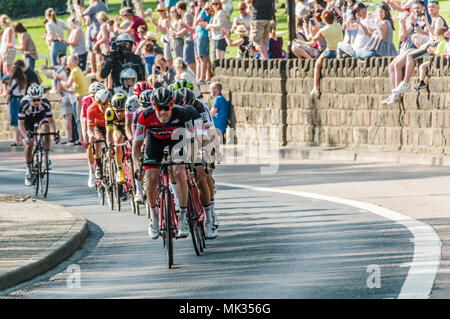 Leeds, Großbritannien - 06.Mai 2018: Radfahrer, die sich in Phase 4 der Tour de Yorkshire pass jubelnden Massen in Leeds. Credit: colobusyeti.co.uk/Alamy leben Nachrichten Stockfoto