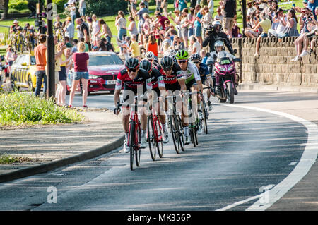 Leeds, Großbritannien - 06.Mai 2018: Radfahrer, die sich in Phase 4 der Tour de Yorkshire pass jubelnden Massen in Leeds. Credit: colobusyeti.co.uk/Alamy leben Nachrichten Stockfoto