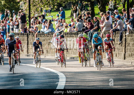 Leeds, Großbritannien - 06.Mai 2018: Radfahrer gleichzeitig Konkurrieren in Phase 4 der Tour de Yorkshire. Credit: colobusyeti.co.uk/Alamy leben Nachrichten Stockfoto