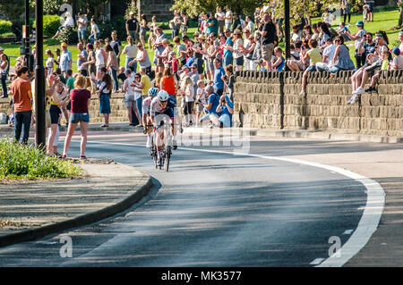 Leeds, Großbritannien - 06.Mai 2018: Zwei Radfahrer kommen rund um die in Kirkstall in Stufe 4 der Tour de Yorkshire bend. Credit: colobusyeti.co.uk/Alamy leben Nachrichten Stockfoto