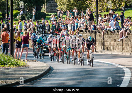 Leeds, Großbritannien - 06.Mai 2018: Radfahrer, die sich in Phase 4 der Tour de Yorkshire pass jubelnden Massen in Leeds. Credit: colobusyeti.co.uk/Alamy leben Nachrichten Stockfoto