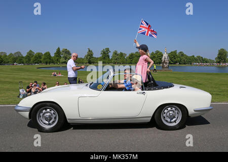 Lotus Elan S3 (1965-1968). Chestnut Sonntag, 6. Mai 2018. Bushy Park, Hampton Court, London Borough von Richmond upon Thames, England, Großbritannien, USA, UK, Europa. Oldtimer Fahrzeug Parade und zeigt mit schaustellerbetrieben und militärischen Re-inszenierungen. Credit: Ian Flasche/Alamy leben Nachrichten Stockfoto