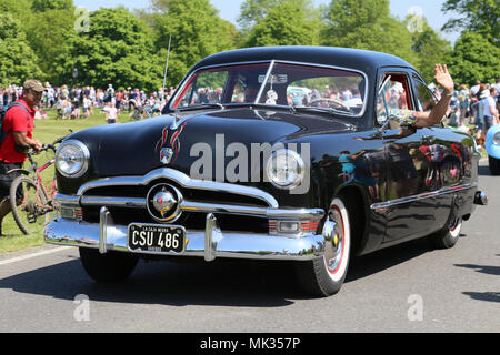 Ford Custom Sedan (1950) amerikanisches Automobil. Chestnut Sunday, 6. Mai 2018. Bushy Park, Hampton Court, London Borough of Richmond upon Thames, England, Großbritannien, Vereinigtes Königreich, Europa. Vintage- und Oldtimer-Parade und Ausstellungen mit Messegelände und militärischen Nachstellungen. Kredit: Ian Bottle/Alamy Live News Stockfoto