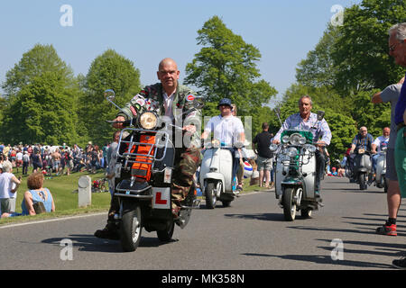 Vespa Roller Enthusiasten. Chestnut Sonntag, 6. Mai 2018. Bushy Park, Hampton Court, London Borough von Richmond upon Thames, England, Großbritannien, USA, UK, Europa. Oldtimer Fahrzeug Parade und zeigt mit schaustellerbetrieben und militärischen Re-inszenierungen. Credit: Ian Flasche/Alamy leben Nachrichten Stockfoto