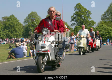 Vespa Roller Enthusiasten. Chestnut Sonntag, 6. Mai 2018. Bushy Park, Hampton Court, London Borough von Richmond upon Thames, England, Großbritannien, USA, UK, Europa. Oldtimer Fahrzeug Parade und zeigt mit schaustellerbetrieben und militärischen Re-inszenierungen. Credit: Ian Flasche/Alamy leben Nachrichten Stockfoto