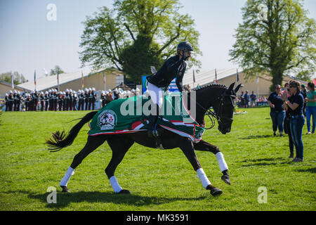 Gloucestershire, Vereinigtes Königreich. 6. Mai, 2018. Jonelle Preis (NZL) feiert den Gewinn der Mitsubishi Motors Badminton Horse Trials nach dem Springen eine klare Runde auf ihrem Berg Classic Moet nach Ihrem storming Runde der Cross Country gestern. Die Lächeln sagt Jonelle, die zu Gefährten Neuseeland drei Tag eventer Tim Preis verheiratet ist Ihr erstes Baby im August 2017 hatte. Die Paare sind in der Nähe von Marlborough in Wiltshire Credit: David Betteridge/Alamy Leben Nachrichten basieren Stockfoto