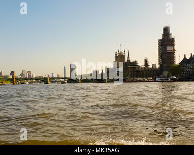 London. UK vom 6. Mai 2018 - Blick auf das Parlament und Big Ben die Sonne untergeht. Der Blick auf die Skyline von London und touristische Attraktionen von der Themse, wie die Sonne nach einem sehr warmen und sonnigen Tag. Die Temperaturen in London erreichte über 25 Grad Celsius. Credit: Roamwithrakhee/Alamy leben Nachrichten Stockfoto