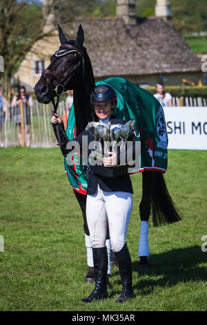 Gloucestershire, Vereinigtes Königreich. 6. Mai, 2018. Jonelle Preis (NZL) feiert den Gewinn der Mitsubishi Motors Badminton Horse Trials nach dem Springen eine klare Runde auf ihrem Berg Classic Moet nach Ihrem storming Runde der Cross Country gestern. Die Lächeln sagt Jonelle, die zu Gefährten Neuseeland drei Tag eventer Tim Preis verheiratet ist Ihr erstes Baby im August 2017 hatte. Die Paare sind in der Nähe von Marlborough in Wiltshire Credit: David Betteridge/Alamy Leben Nachrichten basieren Stockfoto