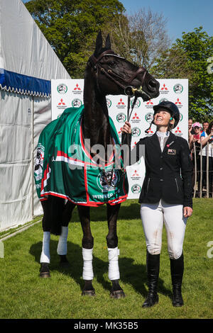 Gloucestershire, Vereinigtes Königreich. 6. Mai, 2018. Jonelle Preis (NZL) feiert den Gewinn der Mitsubishi Motors Badminton Horse Trials nach dem Springen eine klare Runde auf ihrem Berg Classic Moet nach Ihrem storming Runde der Cross Country gestern. Die Lächeln sagt Jonelle, die zu Gefährten Neuseeland drei Tag eventer Tim Preis verheiratet ist Ihr erstes Baby im August 2017 hatte. Die Paare sind in der Nähe von Marlborough in Wiltshire Credit: David Betteridge/Alamy Leben Nachrichten basieren Stockfoto