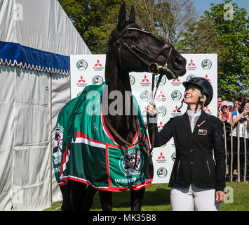 Gloucestershire, Vereinigtes Königreich. 6. Mai, 2018. Jonelle Preis (NZL) feiert den Gewinn der Mitsubishi Motors Badminton Horse Trials nach dem Springen eine klare Runde auf ihrem Berg Classic Moet nach Ihrem storming Runde der Cross Country gestern. Die Lächeln sagt Jonelle, die zu Gefährten Neuseeland drei Tag eventer Tim Preis verheiratet ist Ihr erstes Baby im August 2017 hatte. Die Paare sind in der Nähe von Marlborough in Wiltshire Credit: David Betteridge/Alamy Leben Nachrichten basieren Stockfoto