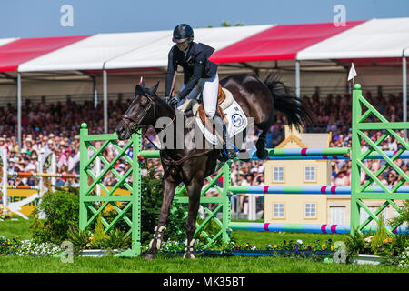 Gloucestershire, Vereinigtes Königreich. 6. Mai, 2018. Jonelle Preis (NZL) Löscht die letzte Zaun im Springreiten Phase der Mitsubishi Motors Badminton Horse Trials auf ihre klassische Moet mount nach Ihrem storming Runde der Cross Country gestern. Die Lächeln sagt Jonelle, die zu Gefährten Neuseeland drei Tag eventer Tim Preis verheiratet ist Ihr erstes Baby im August 2017 hatte. Die Paare sind in der Nähe von Marlborough in Wiltshire Credit: David Betteridge/Alamy Leben Nachrichten basieren Stockfoto