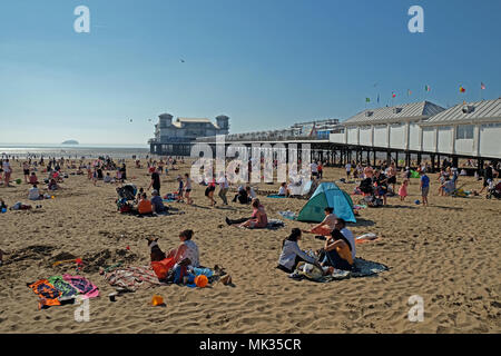 Weston-super-Mare, Großbritannien. 6. Mai, 2018. UK Wetter: ein Sonntag Nachmittag am Strand die Sonne scheint und die Temperaturen über 70° F. Keith Ramsey/Alamy leben Nachrichten Stockfoto