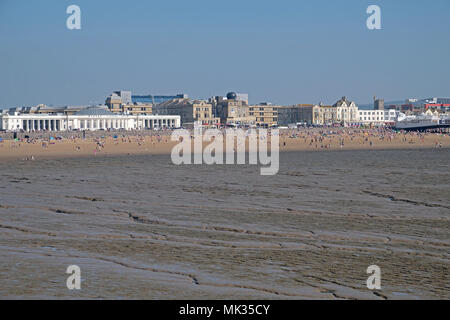 Weston-super-Mare, Großbritannien. 6. Mai, 2018. UK Wetter: ein Sonntag Nachmittag am Strand die Sonne scheint und die Temperaturen über 70° F. Keith Ramsey/Alamy leben Nachrichten Stockfoto