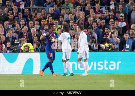 Spanien - 6. Mai: FC Barcelona Mittelfeldspieler Paulinho (15) und Real Madrid Verteidiger Marcelo (12) Während des Spiels zwischen dem FC Barcelona gegen Real Madrid für die Runde 36 der Liga Santander, spielte im Camp Nou Stadion am 6. Mai 2018 in Barcelona, Spanien. (Credit: Mikel Trigueros/Urbanandsport/Cordon Cordon Drücken Drücken) Stockfoto