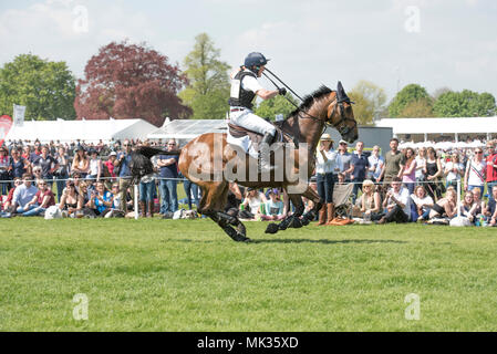 Badminton, Großbritannien. 5. Mai 2018. 05.05.2018 Mitsubishi Motors Badminton Horse Trials 2018. Badminton House. Tom McEwen (GBR) auf Toledo De Kerser Credit: Julie Priestley/Alamy leben Nachrichten Stockfoto