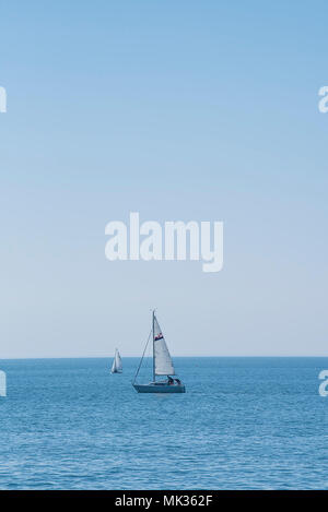 Sonne in Lyme Regis, Dorset, Großbritannien. 6. Mai 2018. UK Wetter: Segel Boote und Paddel Boards als Besucher genießen blauer Himmel und sonnigen Bedingungen im Seebad ist Lyme Regis auf der May Bank Holiday Wochenende. Credit: PQ/Alamy leben Nachrichten Stockfoto