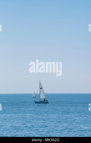 Sonne in Lyme Regis, Dorset, Großbritannien. 6. Mai 2018. UK Wetter: Segel Boote und Paddel Boards als Besucher genießen blauer Himmel und sonnigen Bedingungen im Seebad ist Lyme Regis auf der May Bank Holiday Wochenende. Credit: PQ/Alamy leben Nachrichten Stockfoto