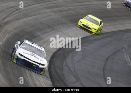 Dover, Delaware, USA. 6. Mai, 2018. Ty Dillon (13) kämpfe für Position während des AAA 400 Antrieb für Autismus in Dover International Speedway in Dover, Delaware. Quelle: Chris Owens Asp Inc/ASP/ZUMA Draht/Alamy leben Nachrichten Stockfoto