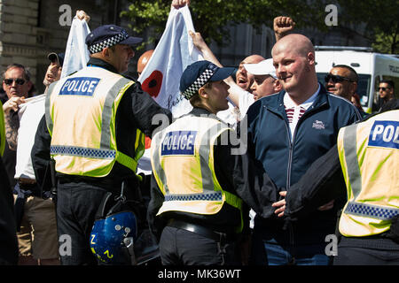 London, Großbritannien. 6. Mai, 2018. Die Mitglieder des Kreis- und Mash-Gruppe, ehemals Casuals United, verspotten Antifaschisten Holding einen Zähler - Protest gegen die Rechtsextremen demokratischen Fußball der Lads Allianz "Tag der Freiheit" Veranstaltung in Whitehall, an der ehemaligen English Defence League leader Tommy Robinson wurde festgelegt, zu sprechen. Credit: Mark Kerrison/Alamy leben Nachrichten Stockfoto