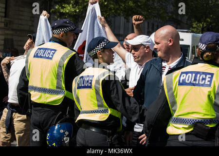 London, Großbritannien. 6. Mai, 2018. Die Mitglieder des Kreis- und Mash-Gruppe, ehemals Casuals United, verspotten Antifaschisten Holding einen Zähler - Protest gegen die Rechtsextremen demokratischen Fußball der Lads Allianz "Tag der Freiheit" Veranstaltung in Whitehall, an der ehemaligen English Defence League leader Tommy Robinson wurde festgelegt, zu sprechen. Credit: Mark Kerrison/Alamy leben Nachrichten Stockfoto