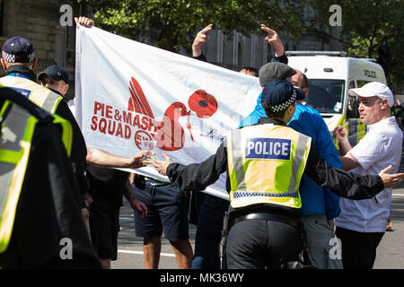 London, Großbritannien. 6. Mai, 2018. Die Mitglieder des Kreis- und Mash-Gruppe, ehemals Casuals United, verspotten Antifaschisten Holding einen Zähler - Protest gegen die Rechtsextremen demokratischen Fußball der Lads Allianz "Tag der Freiheit" Veranstaltung in Whitehall, an der ehemaligen English Defence League leader Tommy Robinson wurde festgelegt, zu sprechen. Credit: Mark Kerrison/Alamy leben Nachrichten Stockfoto