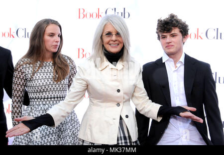 Westwood, USA. 6. Mai, 2018. (L - R) Dexter Keaton, Schauspielerin Diane Keaton und Sohn Herzog Keaton an Paramount Pictures" Los Angeles Premiere von "Book Club" am 6. Mai 2018 im Regency Dorf Theater in Westwood, Kalifornien. Foto von Barry King/Alamy leben Nachrichten Stockfoto