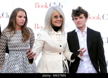 Westwood, USA. 6. Mai, 2018. (L - R) Dexter Keaton, Schauspielerin Diane Keaton und Sohn Herzog Keaton an Paramount Pictures" Los Angeles Premiere von "Book Club" am 6. Mai 2018 im Regency Dorf Theater in Westwood, Kalifornien. Foto von Barry King/Alamy leben Nachrichten Stockfoto