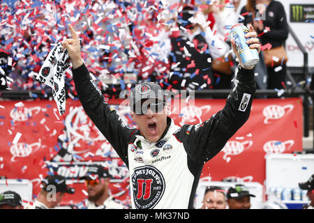 Dover, Delaware, USA. 6. Mai, 2018. KEVIN HARVICK (4) feiert nach dem Gewinn der NASCAR Monster Energy Cup Serie: AAA 400 Antrieb für Autismus, in Dover International Speedway. Credit: Justin R. Noe Asp Inc/ASP/ZUMA Draht/Alamy leben Nachrichten Stockfoto