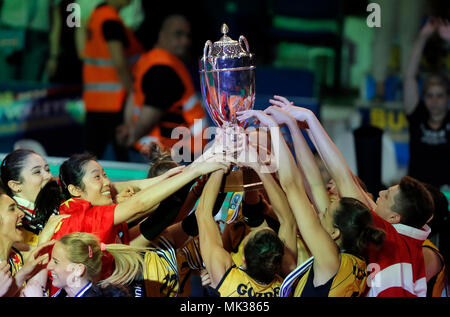 Bukarest, Rumänien. 6. Mai, 2018. Die Spieler der türkischen Vakifbank feiern mit der Trophäe, nachdem er die 2018 CEV Volleyball Champions League Finale gegen Rumäniens CSM Volei Alba Blaj in Bukarest, Rumänien, 6. Mai 2018. Vakifbank Istanbul besiegt CSM Volei Alba Blaj 3-0 und gewann die Trophäe. Credit: Cristian Cristel/Xinhua/Alamy leben Nachrichten Stockfoto