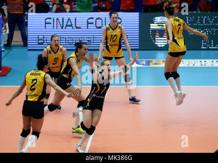 Bukarest, Rumänien. 6. Mai, 2018. Die Spieler der türkischen Vakifbank Feiern während der 2018 CEV Volleyball Champions League Finale gegen Rumäniens CSM Volei Alba Blaj in Bukarest, Rumänien, 6. Mai 2018. Vakifbank Istanbul besiegt CSM Volei Alba Blaj 3-0 und gewann die Trophäe. Credit: Cristian Cristel/Xinhua/Alamy leben Nachrichten Stockfoto