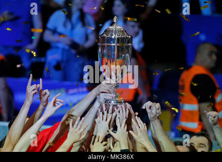 Bukarest, Rumänien. 6. Mai, 2018. Die Spieler der türkischen Vakifbank feiern mit der Trophäe, nachdem er die 2018 CEV Volleyball Champions League Finale gegen Rumäniens CSM Volei Alba Blaj in Bukarest, Rumänien, 6. Mai 2018. Vakifbank Istanbul besiegt CSM Volei Alba Blaj 3-0 und gewann die Trophäe. Credit: Cristian Cristel/Xinhua/Alamy leben Nachrichten Stockfoto