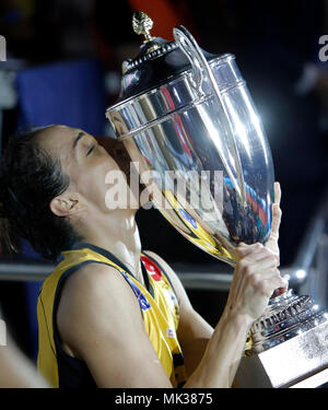 Bukarest, Rumänien. 6. Mai, 2018. Gozde Kirdar, Kapitän der Türkischen Vakifbank, küsst die Trophäe, nachdem er die 2018 CEV Volleyball Champions League Finale gegen Rumäniens CSM Volei Alba Blaj in Bukarest, Rumänien, 6. Mai 2018. Vakifbank Istanbul besiegt CSM Volei Alba Blaj 3-0 und gewann die Trophäe. Credit: Cristian Cristel/Xinhua/Alamy leben Nachrichten Stockfoto