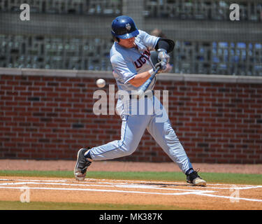 FedEx Park. 06 Mai, 2018. TN, USA; UConn outfielder, John Toppa (27), At Bat während der NCAA D1 Match up mit Memphis. Memphis besiegt UConn, 4-3, bei FedEx Park. Kevin Lanlgey/CSM/Alamy leben Nachrichten Stockfoto