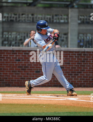 FedEx Park. 06 Mai, 2018. TN, USA; Schlittenhunde infielder, Anthony Prato (6), At Bat während der NCAA D1 Match up mit Memphis. Memphis besiegt UConn, 4-3, bei FedEx Park. Kevin Lanlgey/CSM/Alamy leben Nachrichten Stockfoto