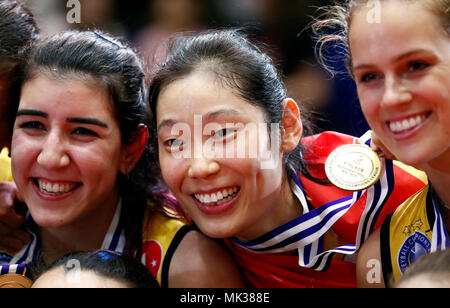 Bukarest, Rumänien. 6. Mai, 2018. Zhu Ting (C) der Türkischen Vakifbank wirft mit der Goldmedaille nach dem Gewinn der 2018 CEV Volleyball Champions League Finale gegen Rumäniens CSM Volei Alba Blaj in Bukarest, Rumänien, 6. Mai 2018. Vakifbank Istanbul besiegt CSM Volei Alba Blaj 3-0 und gewann die Trophäe. Credit: Cristian Cristel/Xinhua/Alamy leben Nachrichten Stockfoto