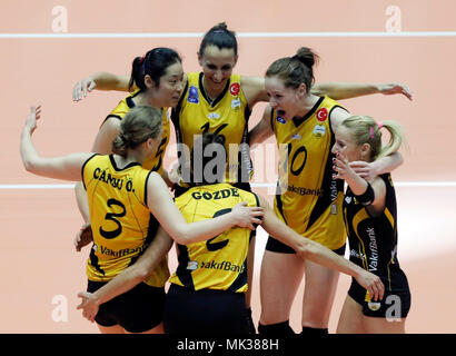 Bukarest, Rumänien. 6. Mai, 2018. Zhu Ting (L) der Türkischen Vakifbank feiert mit Mannschaftskameraden während der 2018 CEV Volleyball Champions League Finale gegen Rumäniens CSM Volei Alba Blaj in Bukarest, Rumänien, 6. Mai 2018. Vakifbank Istanbul besiegt CSM Volei Alba Blaj 3-0 und gewann die Trophäe. Credit: Cristian Cristel/Xinhua/Alamy leben Nachrichten Stockfoto