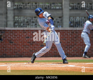 FedEx Park. 06 Mai, 2018. TN, USA; Schlittenhunde infielder, Michael Woodstock (8), at bat im letzten Spiel der Serie gegen Memphis. Memphis besiegt UConn, 4-3, bei FedEx Park. Kevin Lanlgey/CSM/Alamy leben Nachrichten Stockfoto