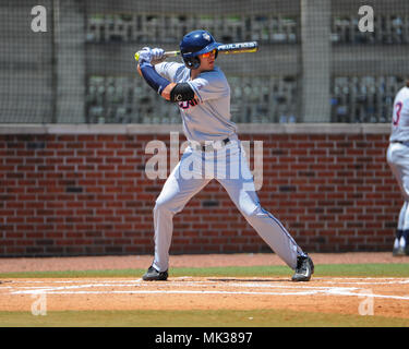 FedEx Park. 06 Mai, 2018. TN, USA; Schlittenhunde infielder, Michael Woodstock (8), at bat im letzten Spiel der Serie gegen Memphis. Memphis besiegt UConn, 4-3, bei FedEx Park. Kevin Lanlgey/CSM/Alamy leben Nachrichten Stockfoto