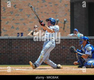 FedEx Park. 06 Mai, 2018. TN, USA; Schlittenhunde infielder, Anthony Prato (6), At Bat während der Reihe Match up mit Memphis. Memphis besiegt UConn, 4-3, bei FedEx Park. Kevin Lanlgey/CSM/Alamy leben Nachrichten Stockfoto