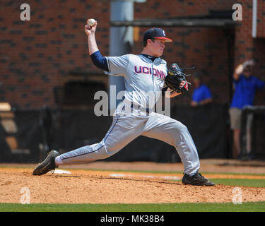 FedEx Park. 06 Mai, 2018. TN, USA; Schlittenhunde Krug, Dan Rajkowski (45), auf dem Damm während Match up mit Memphis. Memphis besiegt UConn, 4-3, bei FedEx Park. Kevin Lanlgey/CSM/Alamy leben Nachrichten Stockfoto