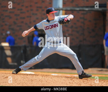 FedEx Park. 06 Mai, 2018. TN, USA; Schlittenhunde Krug, Dan Rajkowski (45), auf dem Damm während Match up mit Memphis. Memphis besiegt UConn, 4-3, bei FedEx Park. Kevin Lanlgey/CSM/Alamy leben Nachrichten Stockfoto