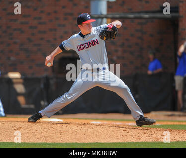 FedEx Park. 06 Mai, 2018. TN, USA; Schlittenhunde Krug, Dan Rajkowski (45), auf dem Damm während Match up mit Memphis. Memphis besiegt UConn, 4-3, bei FedEx Park. Kevin Lanlgey/CSM/Alamy leben Nachrichten Stockfoto