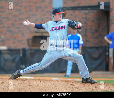 FedEx Park. 06 Mai, 2018. TN, USA; Schlittenhunde Krug, Dan Rajkowski (45), auf dem Damm während Match up mit Memphis. Memphis besiegt UConn, 4-3, bei FedEx Park. Kevin Lanlgey/CSM/Alamy leben Nachrichten Stockfoto