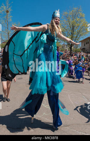 MINNEAPOLIS - Mai 6, 2018: die Menschen in Minneapolis jährliche May Day Parade teilnehmen. Organisiert von Im Herzen der Bestie Marionette und Maske Theater, die Parade, Zeremonie, und Festival ist in seiner 44. Credit: Nicholas Neufeld/Alamy leben Nachrichten Stockfoto