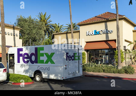 Irvine, Kalifornien, USA. 19 Sep, 2017. FedEx Corporation ist eine US-amerikanische multinationale Courier delivery Services Unternehmen mit Sitz in Memphis, Tennessee. Der Name "FedEx" ist eine Syllabische Abkürzung des Namens des ursprünglichen Luft des Unternehmens Abteilung, Federal Express (FedEx Express), die von 1973 bis 2000 verwendet wurde. Das Unternehmen ist für seine Lieferung über Nacht Service bekannt und wegweisende ein System, das die Pakete verfolgen konnte und Aktualisierungen in Echtzeit auf Paket Lage bieten (zu Finden der verlorenen Pakete helfen), eine Funktion, die nun von den meisten anderen Carrier Services implementiert wurde Stockfoto