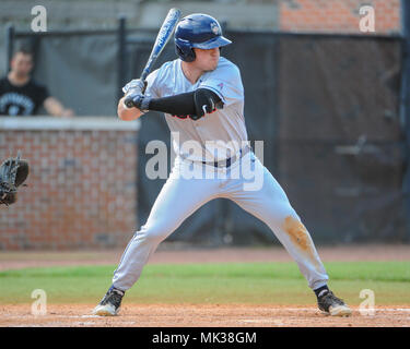 FedEx Park. 06 Mai, 2018. TN, USA; Schlittenhunde outfielder, John Toppa (27), At Bat während der Reihe Match up mit Memphis. Memphis besiegt UConn, 4-3, bei FedEx Park. Kevin Lanlgey/CSM/Alamy leben Nachrichten Stockfoto